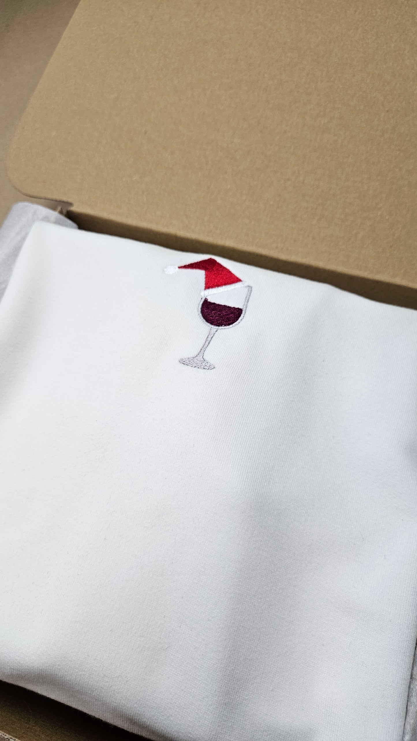 Playera French Terry 270 gsm - Bordado Copa de Vino Navidad