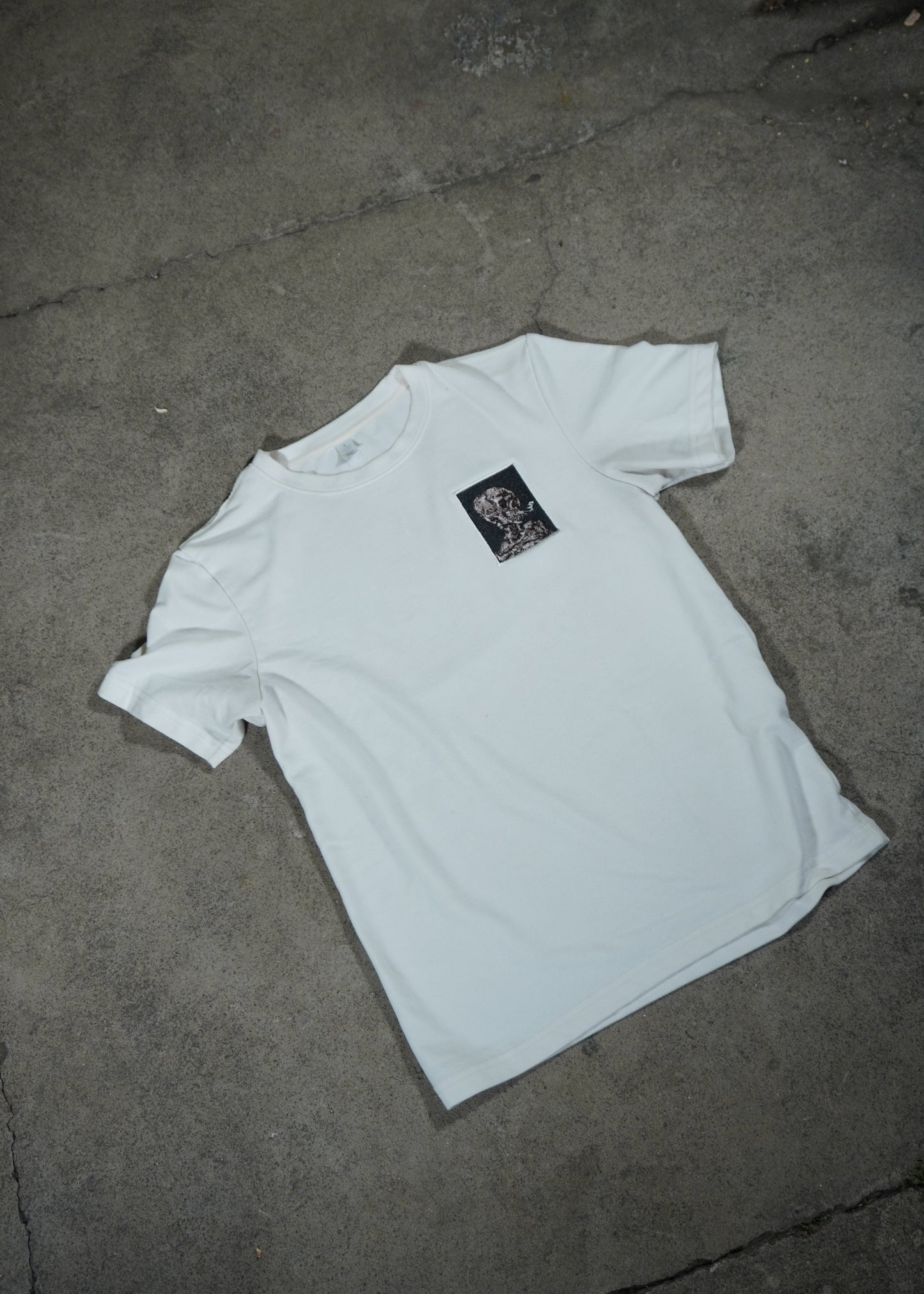 Playera French Terry 270 gsm - Bordado Cráneo con Cigarillo