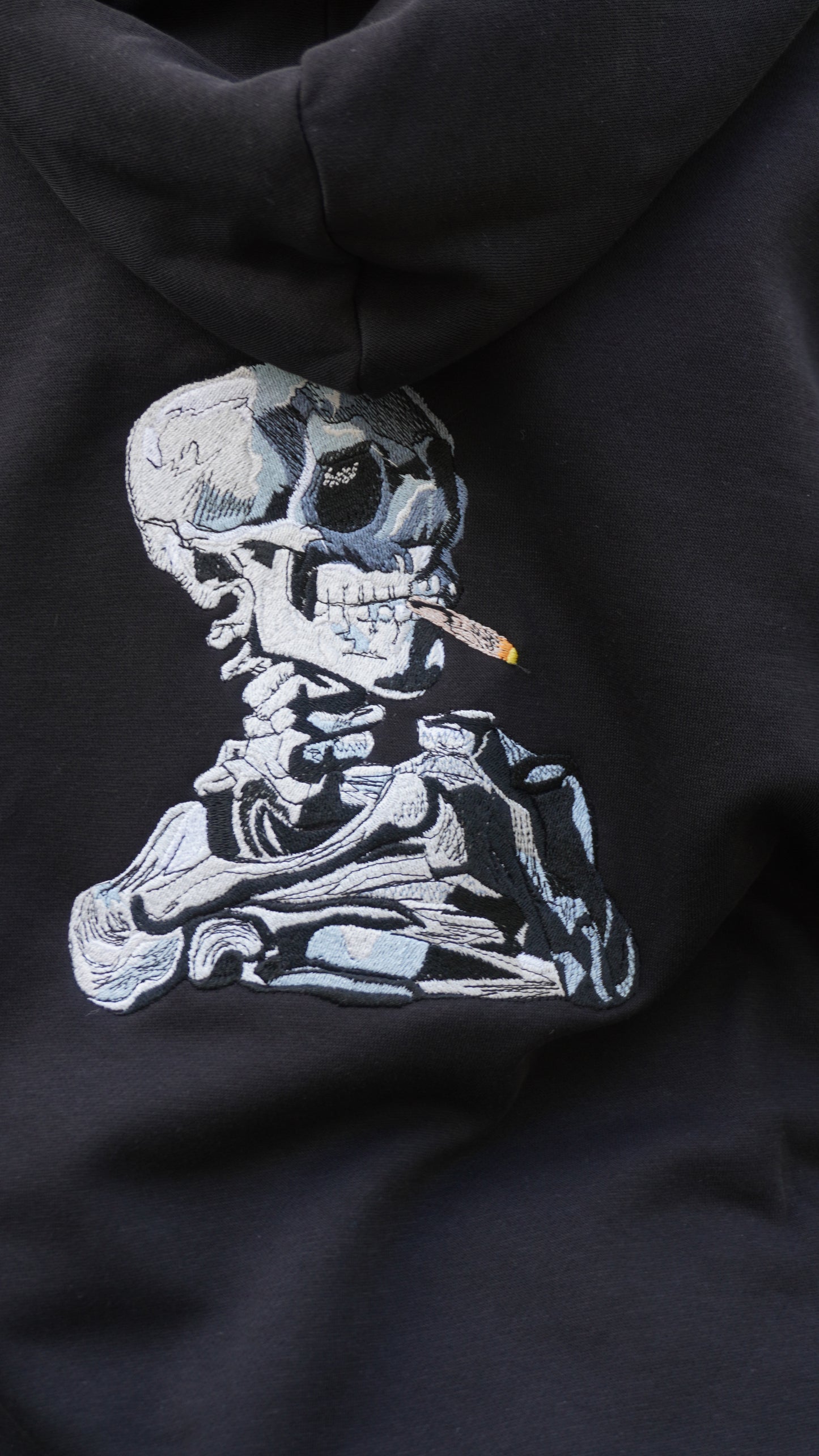 Sudadera Zipper Capucha Bordado - Craneo con Cigarrilo